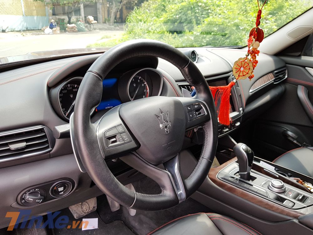 Xe c&ograve;n ốp gỗ v&agrave; chỉ kh&acirc;u m&agrave;u đỏ