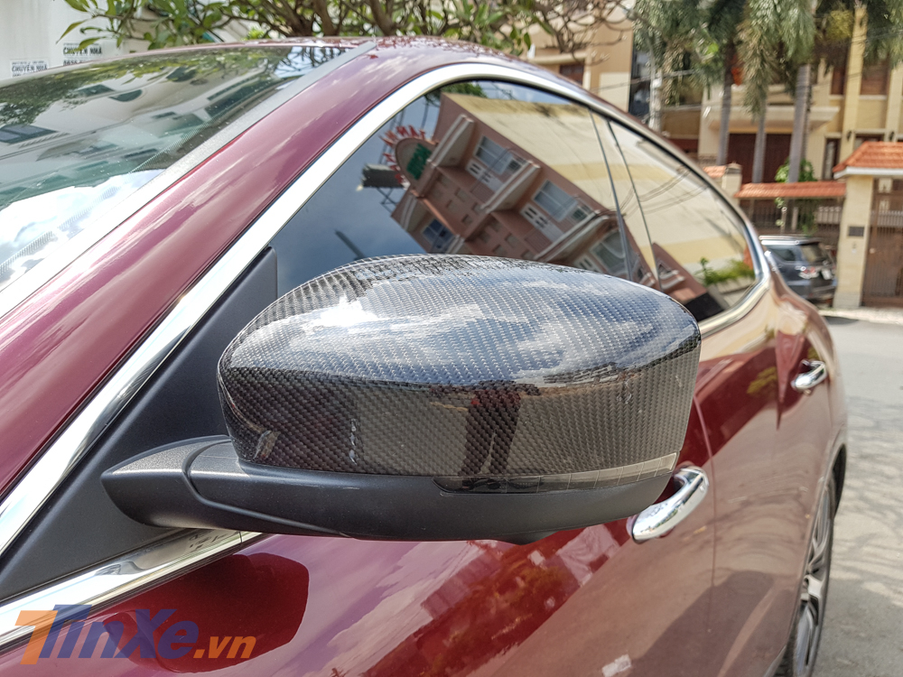 Vỏ gương của xe cũng bằng carbon