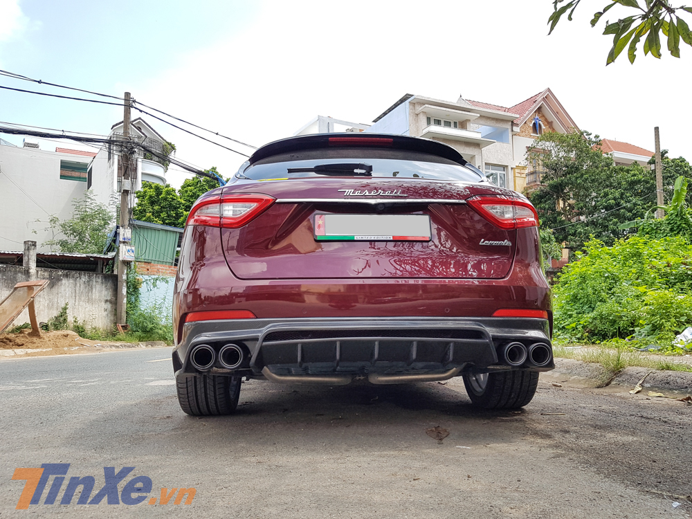 SUV hạng sang Maserati Levante đầu ti&ecirc;n ở Việt Nam l&ecirc;n g&oacute;i độ Shtorm GT của h&atilde;ng Larte Designs nh&igrave;n từ đu&ocirc;i xe