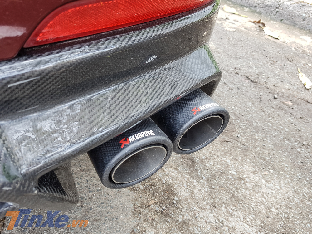 Nhưng xe đ&atilde; thay đổi lon ống xả của Akrapovic