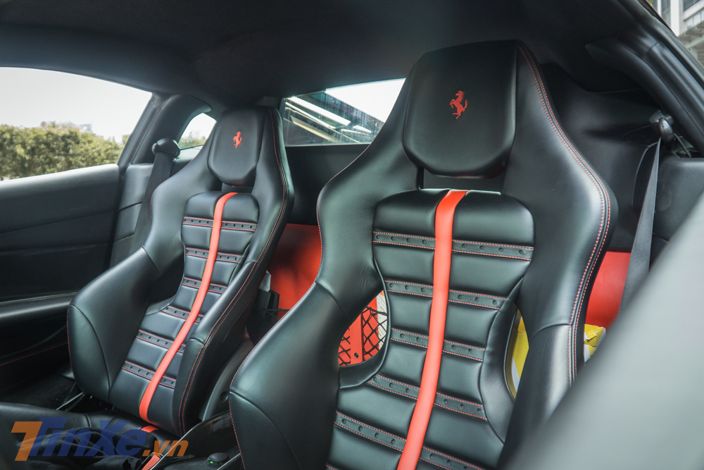 Nội thất chiếc siêu xe Ferrari 488 GTB nguyên bản có màu sơn xám Grigio Silverstone mang hai tông màu chính đó là đỏ và đen