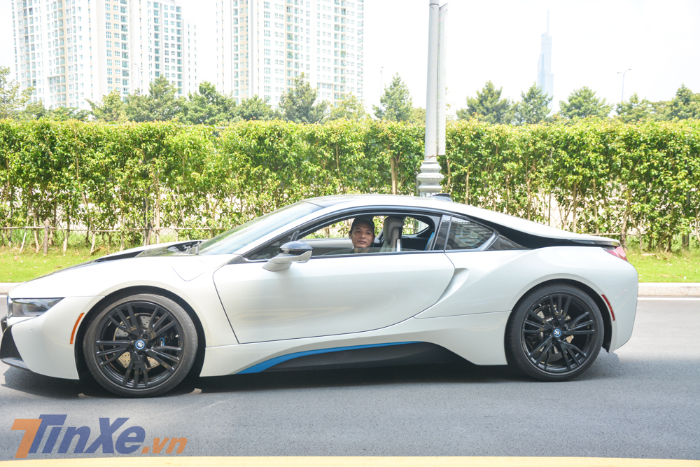 BMW i8 l&agrave; mẫu xe Coupe 2+2, h&agrave;ng ghế sau vẫn đủ chỗ cho hai người lớn ngồi nhưng chiều cao giới hạn dưới 1m65 sẽ hợp l&yacute; gi&uacute;p đầu kh&ocirc;ng đụng trần xe