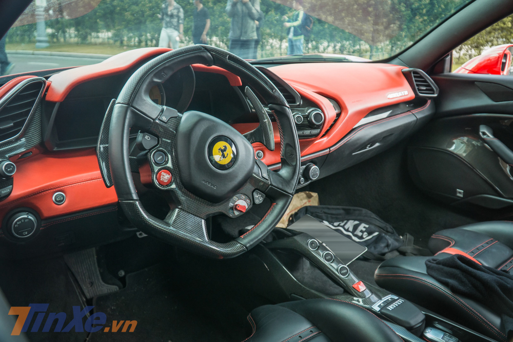Chưa hết, bên trong khoang lái chiếc siêu xe Ferrari 488 GTB nguyên bản có màu sơn xám Grigio Silverstone nhưng nay đã dán đổi màu sang đỏ còn có nhiều chi tiết bằng carbon