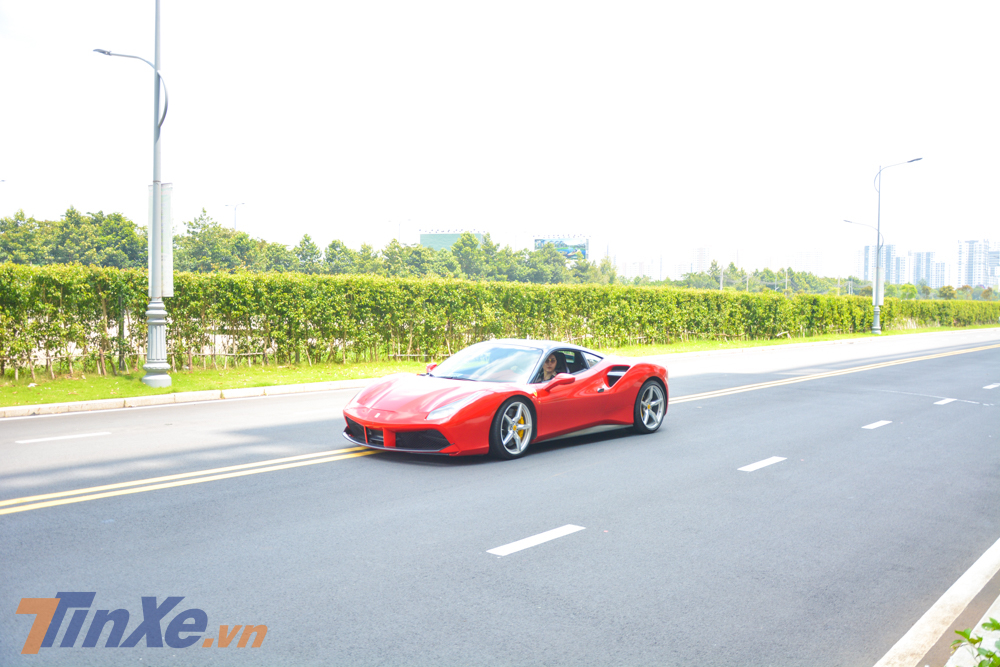 Ngoài màu sơn đỏ mới được thay áo, chiếc siêu xe Ferrari 488 GTB này còn có những điểm nhấn ấn tượng khác bằng carbon, các chi tiết sơn màu đen và bạc.