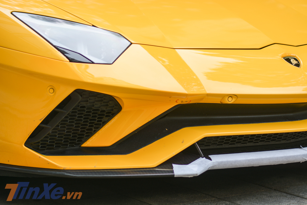Xe được thay mới phần cánh lướt gió phía trước bằng carbon Xe được thay mới phần cánh lướt gió phía trước bằng carbon