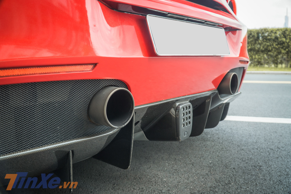 Cuối cùng là cản va sau và khuếch tán bằng carbon