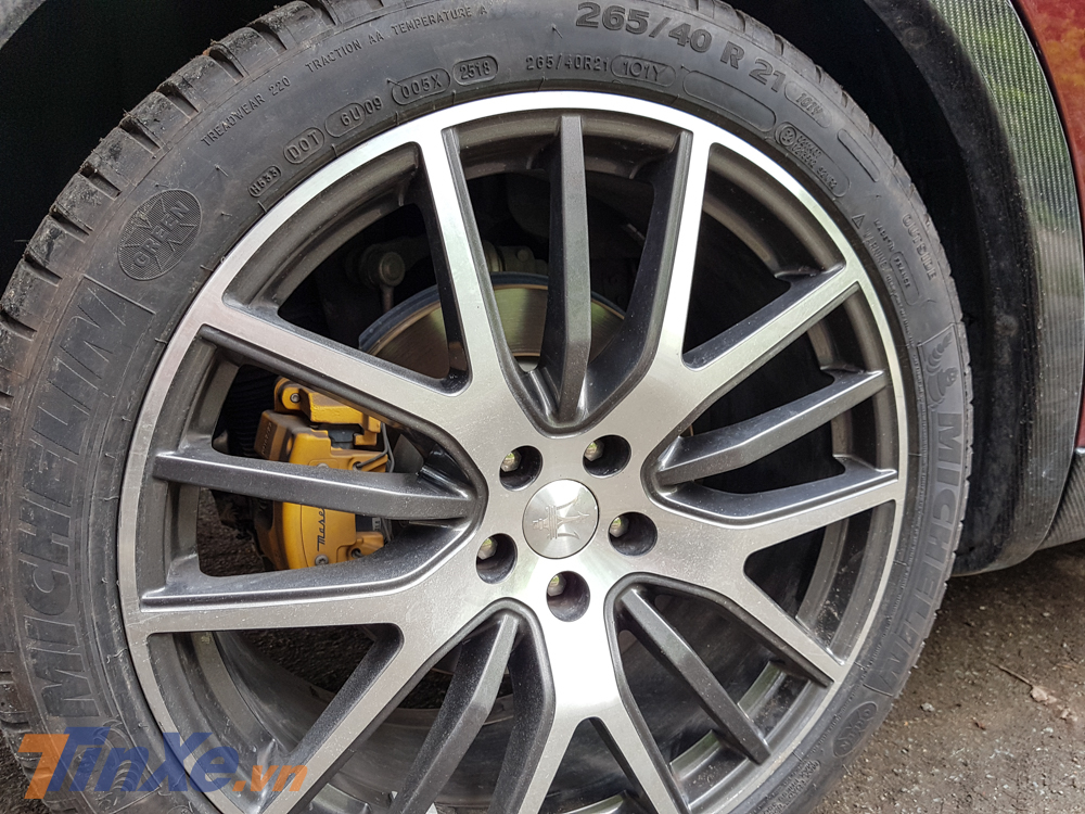 M&acirc;m xe đa chấu 21 inch sơn hai t&ocirc;ng m&agrave;u tương phản