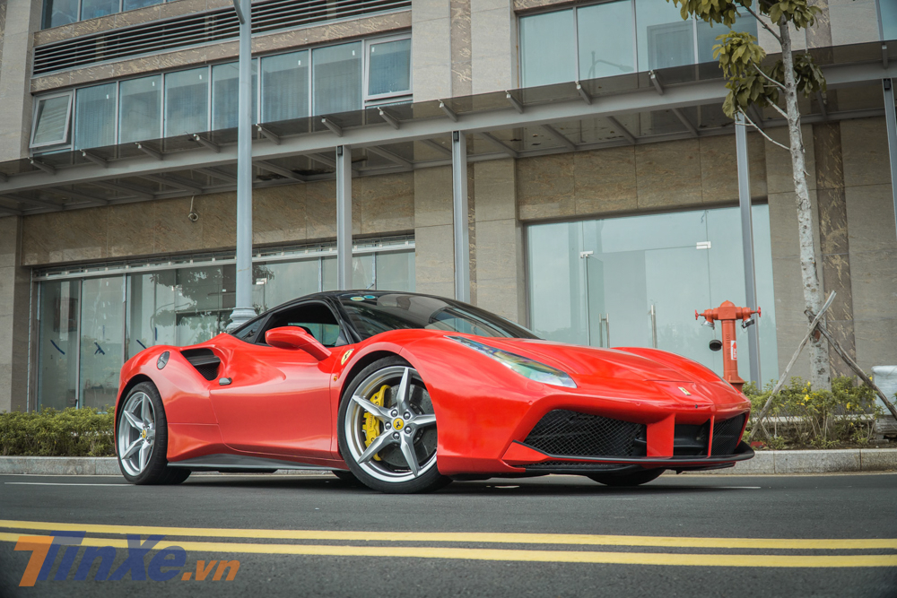 chiếc siêu xe Ferrari 488 GTB trong bài viết này được chủ nhân hiện tại cho dán lại ngoại thất thành màu đỏ