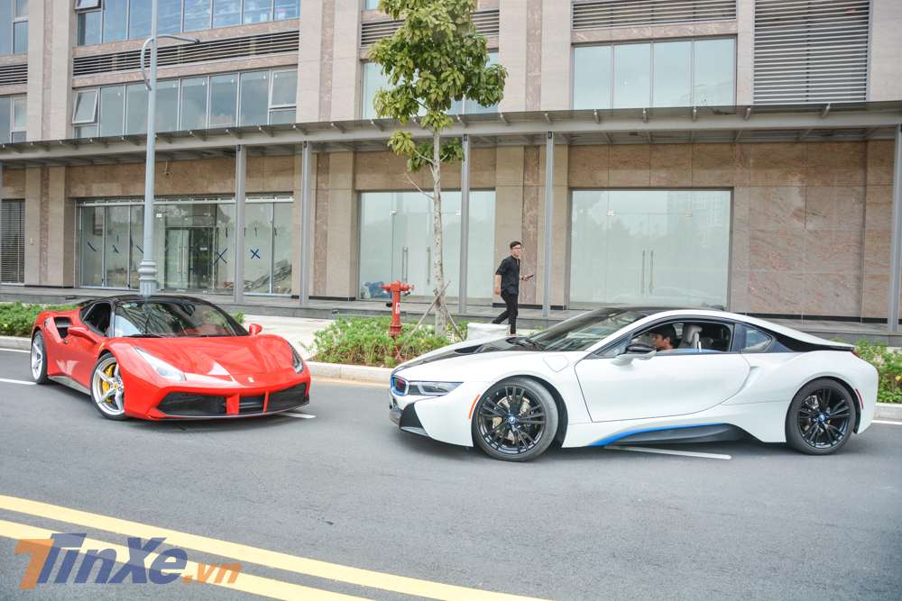 Được biết cặp đ&ocirc;i BMW i8 v&agrave; Ferrari 488 GTB m&agrave;u đỏ n&agrave;y thuộc sở hữu của một người y&ecirc;u xe tại S&agrave;i th&agrave;nh