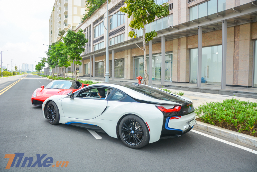 Số lượng người y&ecirc;u xe tại Việt Nam hiện sở hữu c&ugrave;ng l&uacute;c BMW i8 v&agrave; Ferrari 488 GTB chỉ đếm tr&ecirc;n đầu ng&oacute;n tay