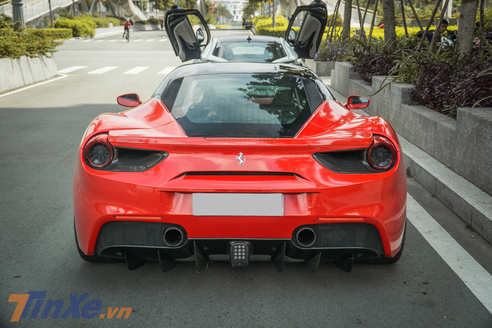 Vẻ đẹp của siêu xe Ferrari 488 GTB mới thay áo màu đỏ nhìn từ phía đuôi xe