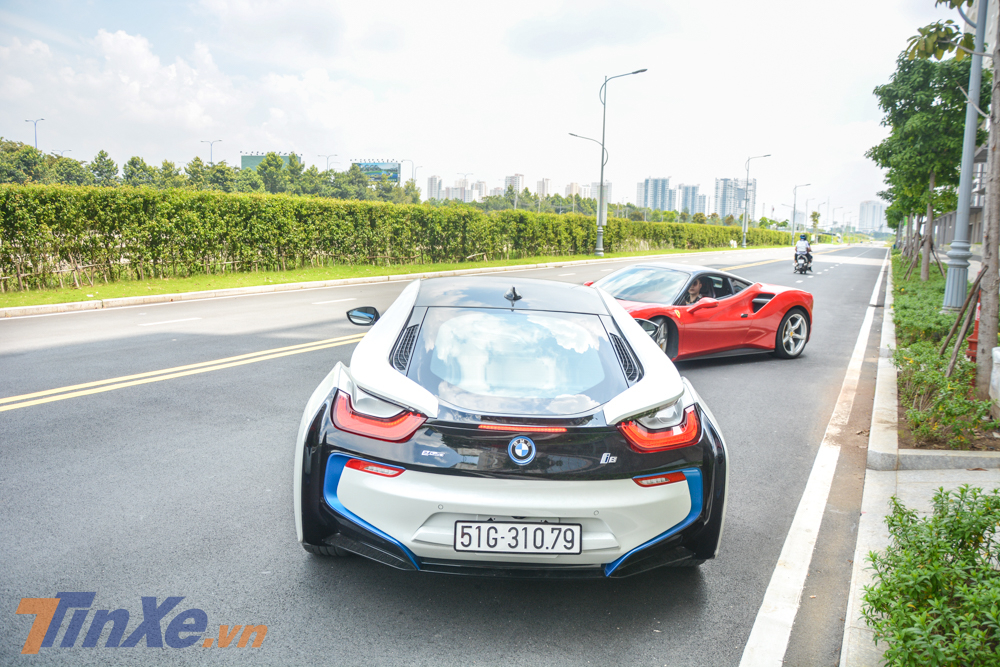 L&yacute; lịch của chiếc si&ecirc;u xe Ferrari 488 GTB m&agrave;u đỏ di chuyển c&ugrave;ng BMW i8 m&agrave;u trắng khiến giới m&ecirc; xe kh&ocirc;ng r&otilde; l&agrave; chiếc xe n&agrave;o