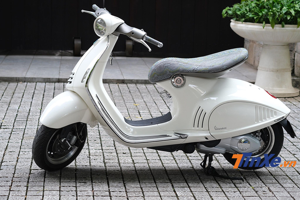 Vespa 946 qua tay thợ thủ c&ocirc;ng Việt Nam đ&atilde; kho&aacute;c l&ecirc;n m&igrave;nh bộ y&ecirc;n mới c&oacute; gi&aacute; ngang ngửa một chiếc xe Honda SH Mode.