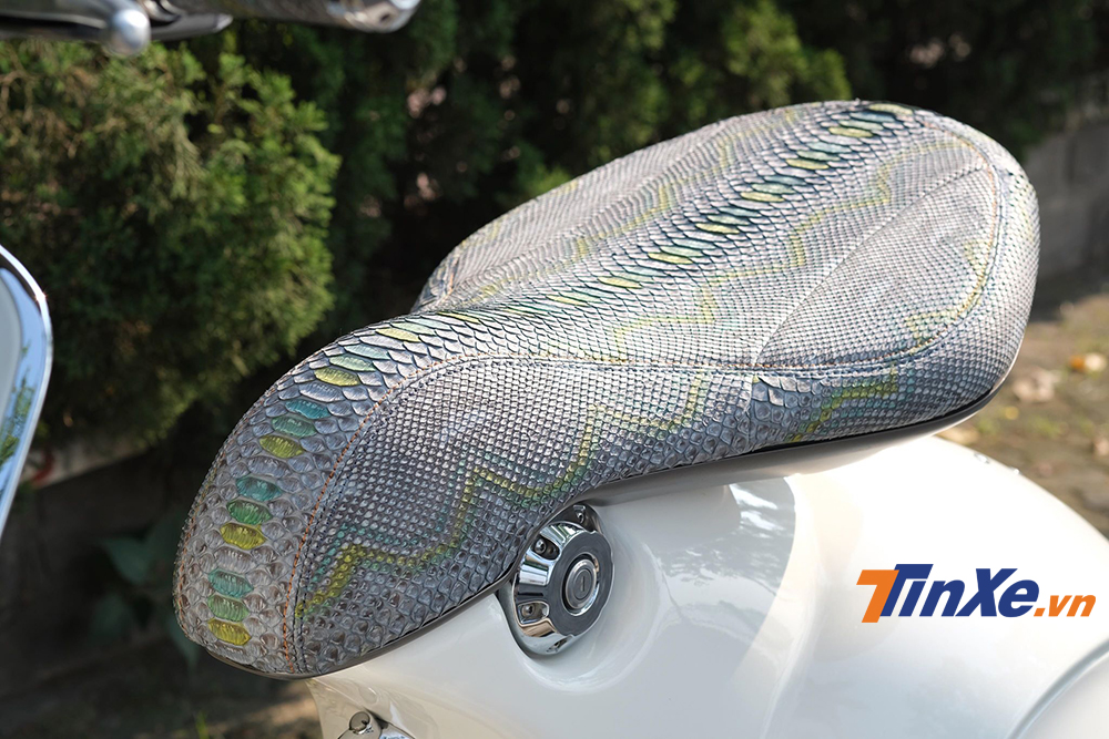 Với chất liệu da trăn T&acirc;y Ban Nha, chiếc y&ecirc;n xe Vespa 946 kho&aacute;c l&ecirc;n m&igrave;nh một vẻ ngo&agrave;i c&aacute; t&iacute;nh, kh&aacute;c biệt.