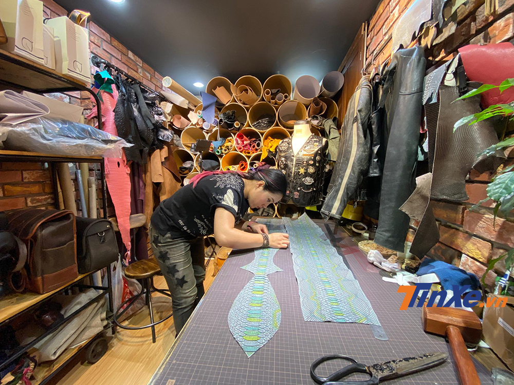 Da trăn T&acirc;y Ban Nha được nhập nguy&ecirc;n tấm về để gia c&ocirc;ng cho chiếc y&ecirc;n xe Vespa 946.