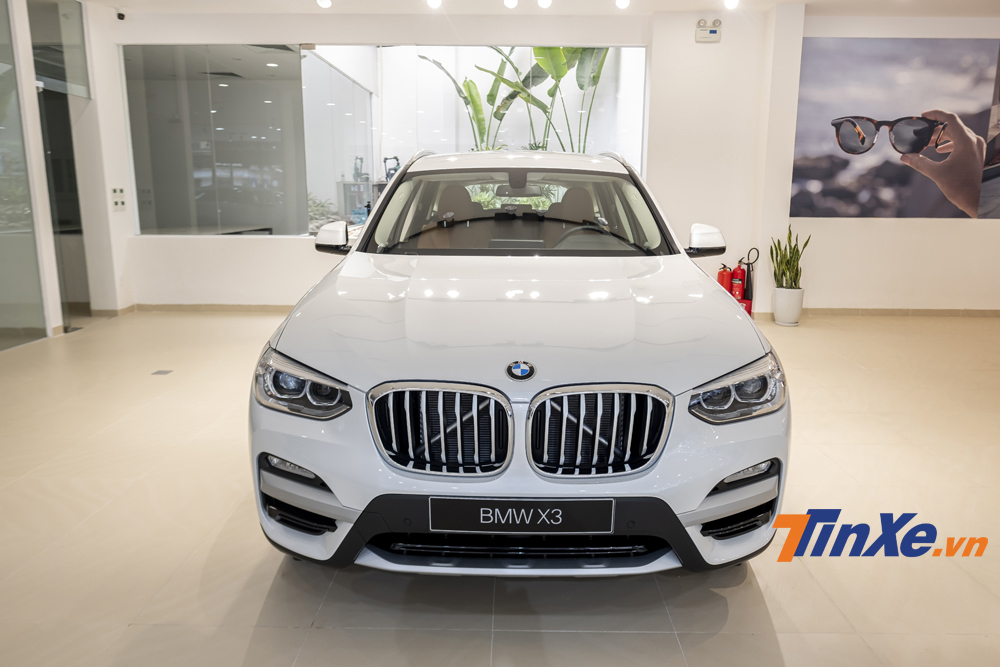 Nếu so sánh với một số đối thủ cùng phân khúc thì BMW X3 mới với động cơ tăng áp kép 2.0L có phần mạnh mẽ hơn.