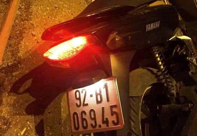 Chiếc xe máy nằm trên đường cách thi thể anh Vỹ hơn 30m