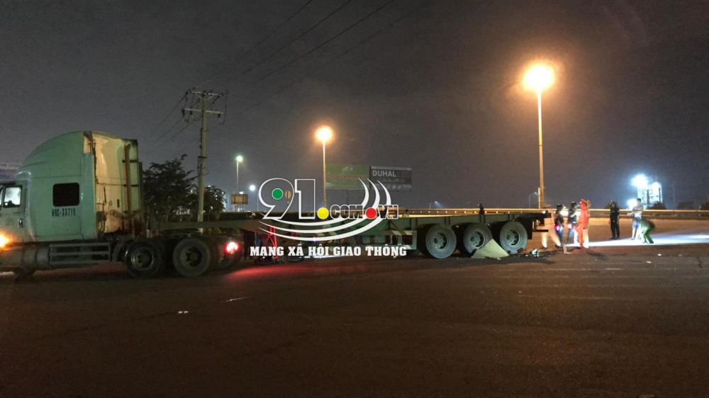 Lực lượng chức năng c&oacute; mặt tại hiện trường vụ tai nạn