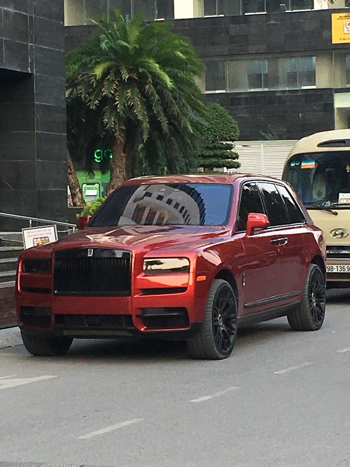 Phần lưới tản nhiệt v&agrave; c&aacute;c chi tiết mạ cr&ocirc;m của Rolls-Royce Cullinan m&agrave;u đỏ đ&atilde; được sơn lại th&agrave;nh đen