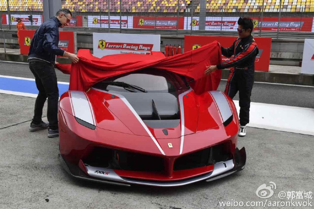 Qu&aacute;ch Ph&uacute; Th&agrave;nh c&ugrave;ng si&ecirc;u xe d&agrave;nh cho đường đua Ferrari FXX K