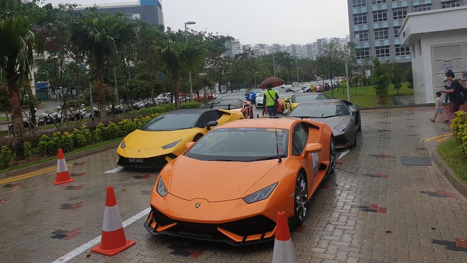 Lamborghini Huracan LP610-4 màu cam độ body kit, kế bên là Lamborghini Huracan Performante màu vàng và Lamborghini Aventador LP700-4 Roadster màu xám