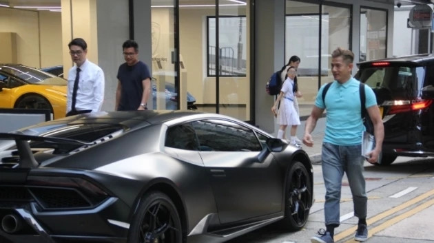 Qu&aacute;ch Ph&uacute; Th&agrave;nh &aacute;o thun m&agrave;u xanh nhạt c&ugrave;ng si&ecirc;u xe Lamborghini m&agrave;u đen nh&aacute;m được cho c&oacute; gi&aacute; 159 tỷ đồng