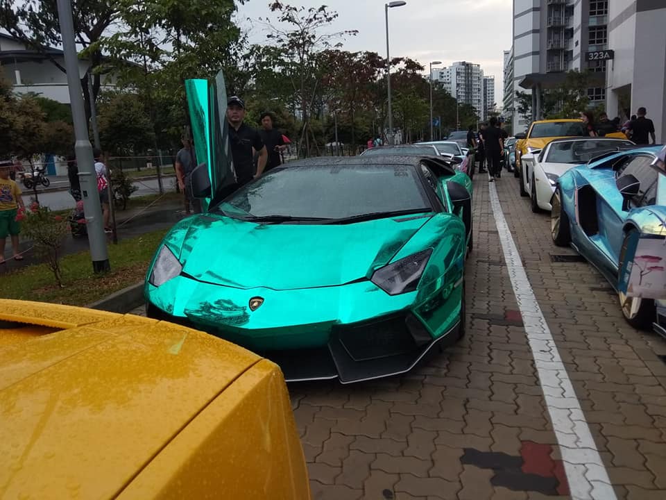 Một chiếc Lamborghini Aventador LP700-4 bọc áo xanh crôm
