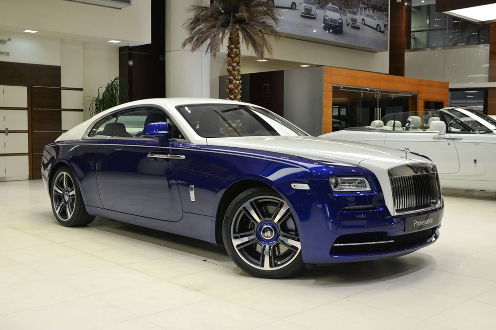  Rolls-Royce Wraith đầu ti&ecirc;n tr&ecirc;n thế giới mang m&agrave;u xanh Salamanca v&agrave; trắng English thuộc sở hữu nh&agrave; gi&agrave;u Trung Đ&ocirc;ng