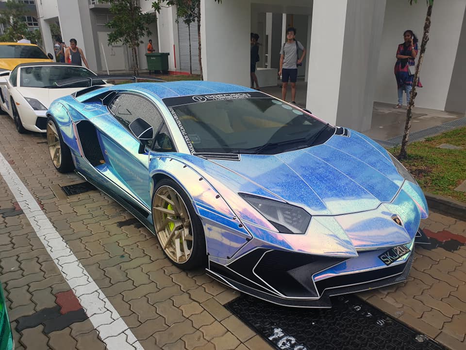 Một chiếc Lamborghini Aventador với gói độ thân rộng và áo crôm tán sắc