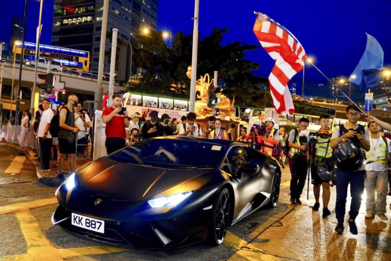 Thực tế chiếc Lamborghini m&agrave;u đen nh&aacute;m n&agrave;y chỉ c&oacute; gi&aacute; chưa tới 15 tỷ đồng tại Hong Kong