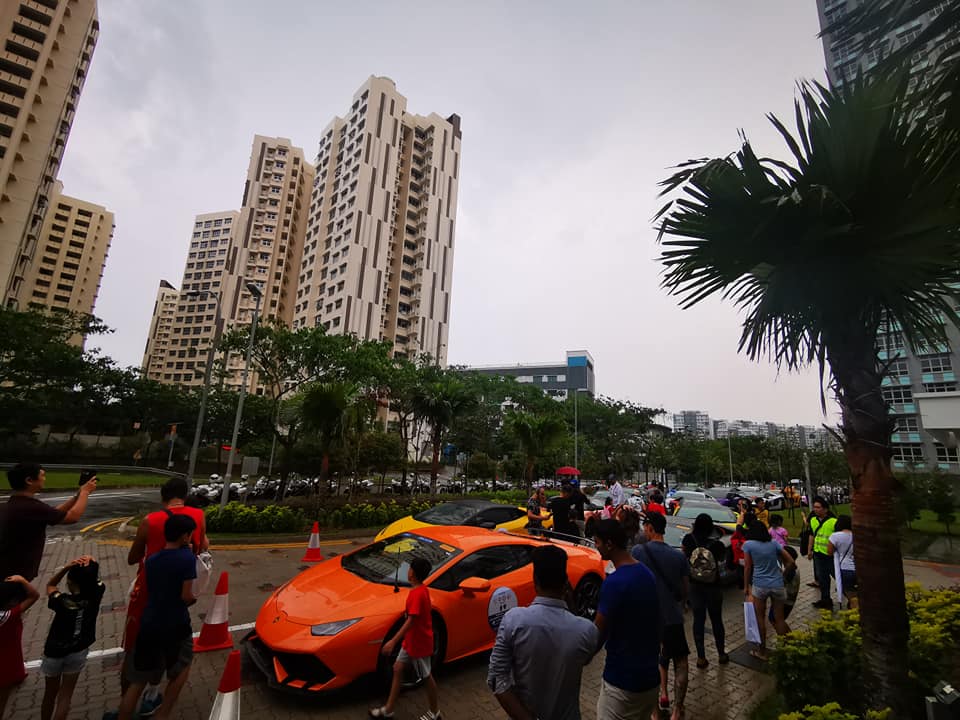 Dàn siêu xe được đông đảo người dân vây quanh chụp ảnh