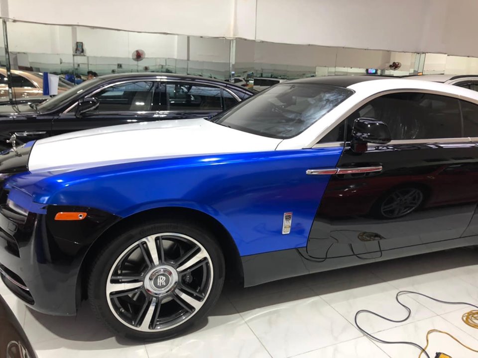 Rolls-Royce Wraith của nh&agrave; gi&agrave;u Việt đang được thay &aacute;o cực chất giống với xe của đại gia Trung Đ&ocirc;ng