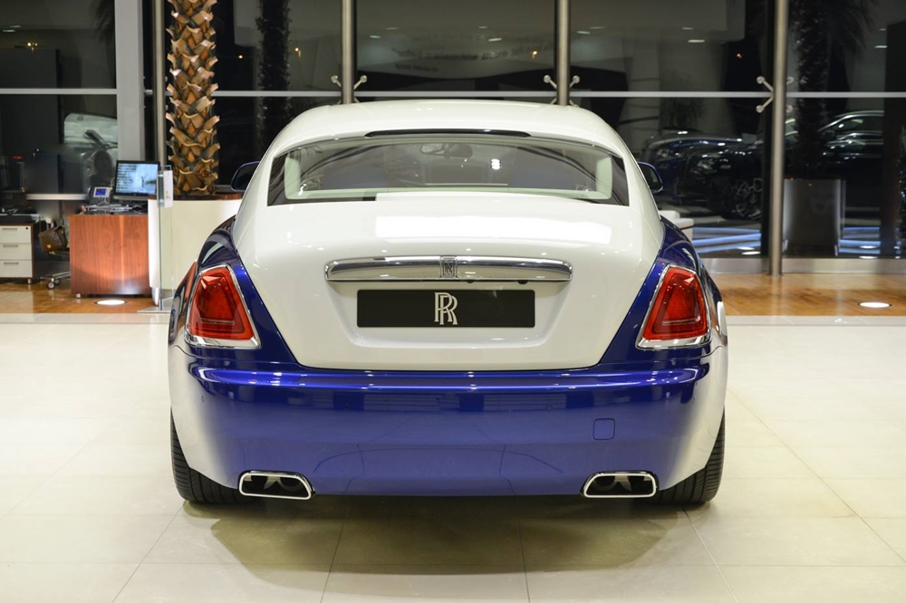 Cận cảnh vẻ đẹp của Rolls-Royce Wraith mang m&agrave;u xanh Salamanca v&agrave; trắng English từ đu&ocirc;i xe