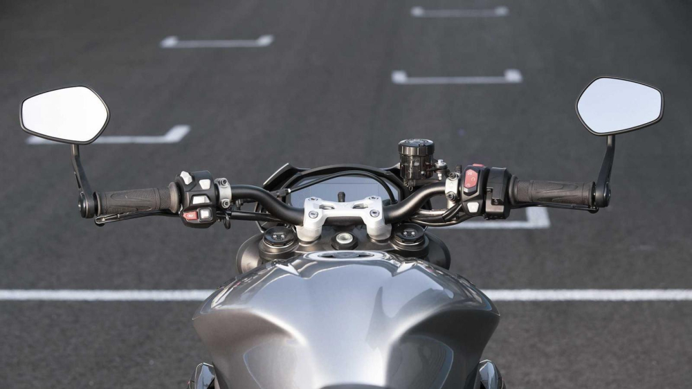 M&agrave;n h&igrave;nh m&agrave;u TFT l&agrave; trang bị mới tr&ecirc;n Triumph Street Triple RS 2020