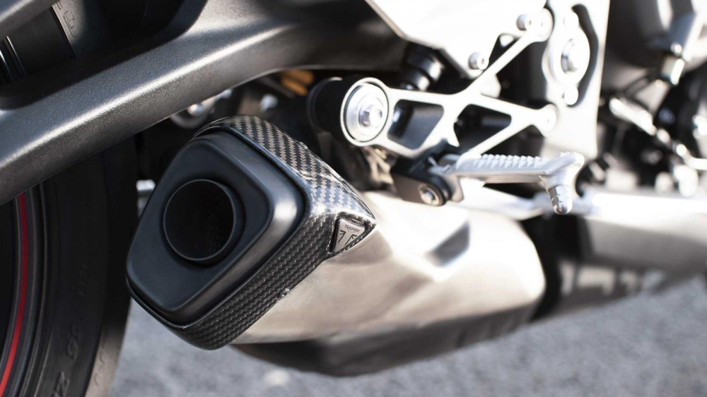 Lon ống xả mới tr&ecirc;n Street Triple RS 2020