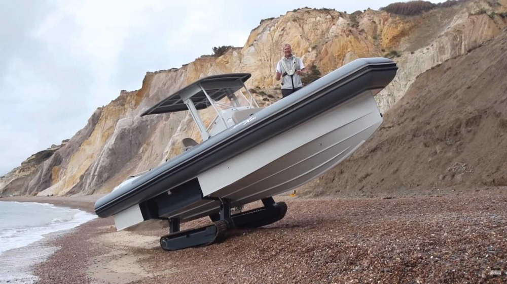 Iguana X100 l&agrave; một con thuyền c&oacute; trang bị th&ecirc;m b&aacute;nh x&iacute;ch để l&ecirc;n bờ