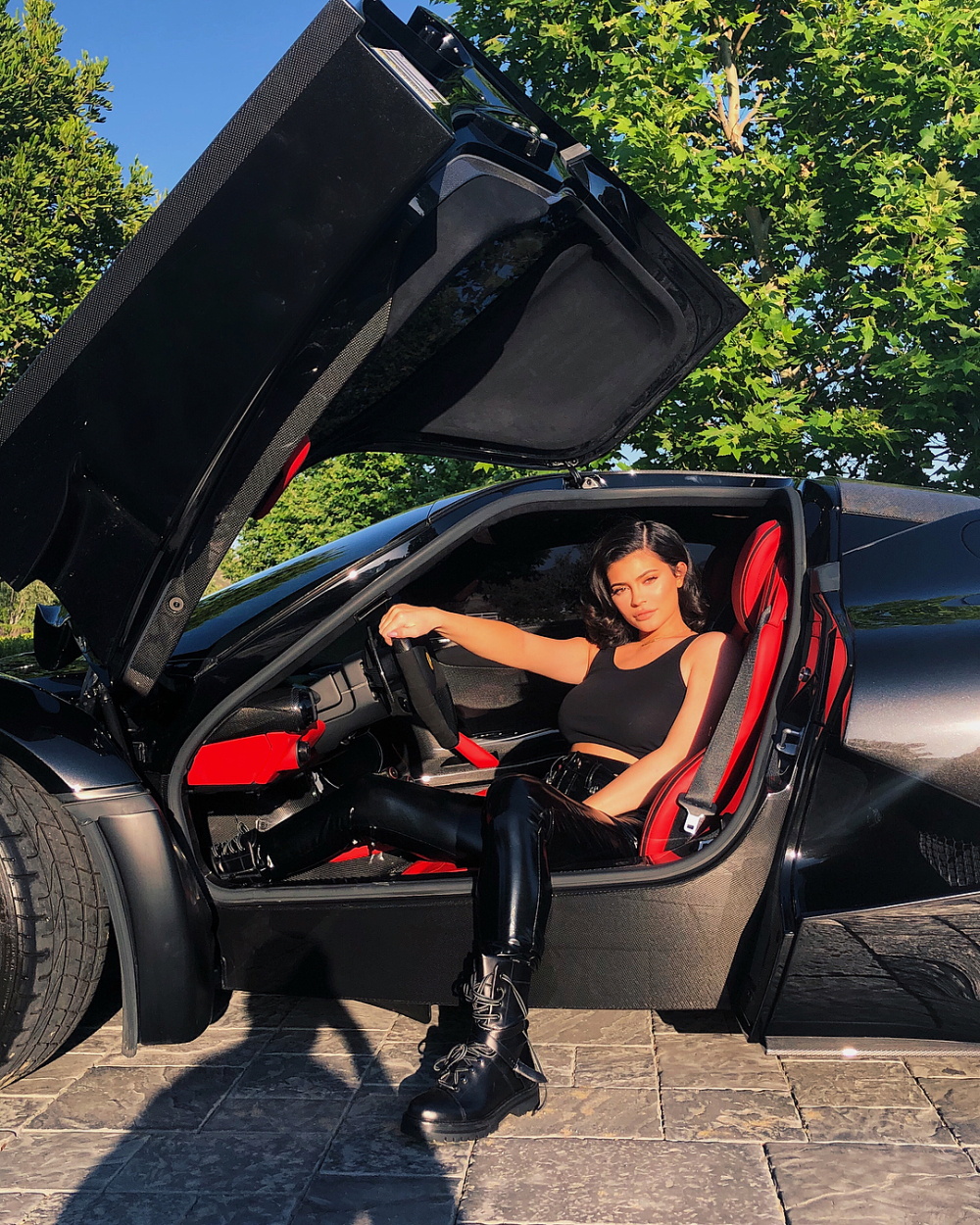 Đây là chiếc siêu xe Ferrari LaFerrari mà cô nàng người mẫu trẻ từng được bạn trai cũ tặng Đây là chiếc siêu xe Ferrari LaFerrari mà cô nàng người mẫu trẻ từng được bạn trai cũ tặng