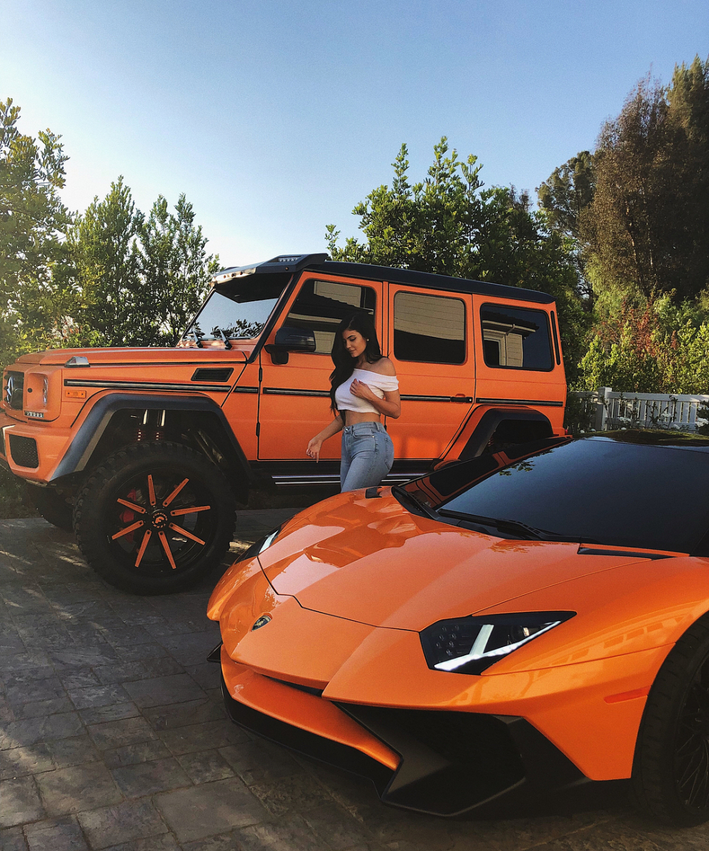 Cặp đôi Lamborghini Aventador SV Roadster và Mercedes-Benz G-Class màu cam rực rỡ của Kylie Jenner Cặp đôi Lamborghini Aventador SV Roadster và Mercedes-Benz G-Class màu cam rực rỡ của Kylie Jenner