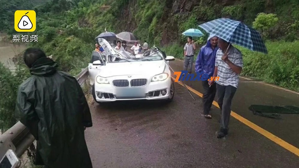 Chiếc xe BMW bị bẹp d&uacute;m phần n&oacute;c sau vụ tai nạn