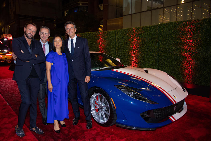 Còn đây là Mauro Porcini (ngoài cùng bên trái) cùng Ferrari 812 Superfast Tailor Made
