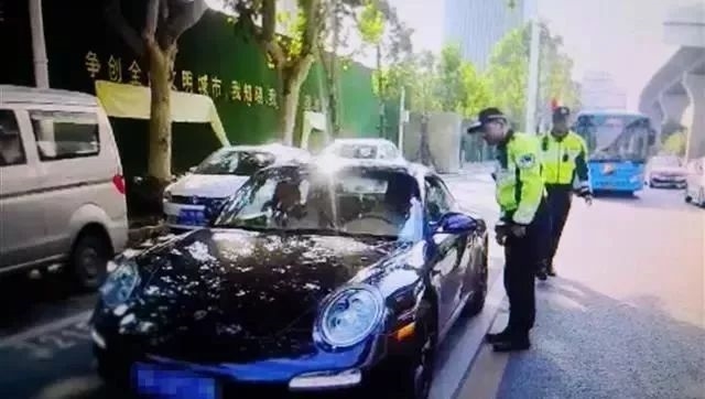 Cảnh sát kiểm tra chiếc Porsche 911 màu đen Cảnh sát kiểm tra chiếc Porsche 911 màu đen