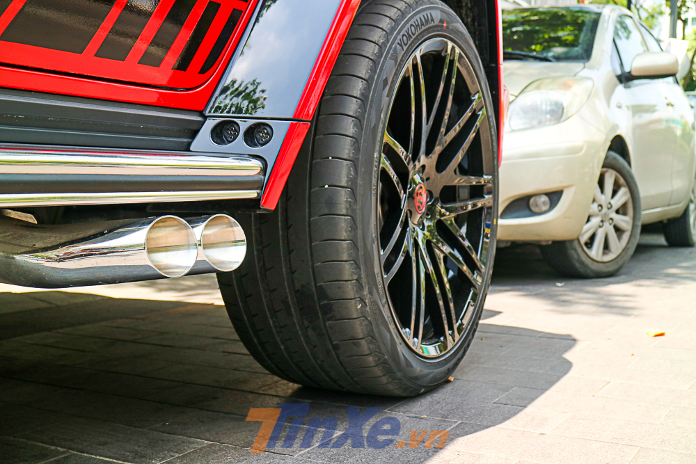 Vòm bánh xe của những chiếc Brabus 800 Widestar đã được thiết kế lại so với xe nguyên bản. Ống xả kép của chiếc Mercedes-AMG G63 Edition 1 độ Brabus 800 Widestar vẫn nằm bên hông và hướng thẳng ra bên ngoài