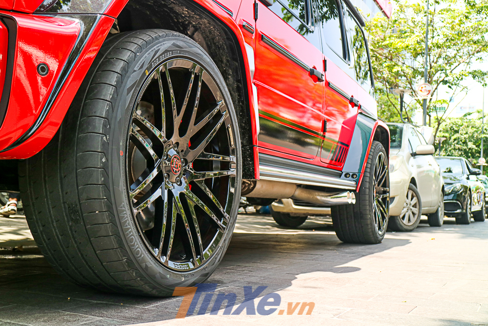 Chiếc Mercedes-AMG G63 Edition 1 độ Brabus 800 Widestar này còn được trang bị bộ la-zăng đúc đồ sộ Brabus Platinum Edition Monoblock có kích thước lên đến 23 inch
