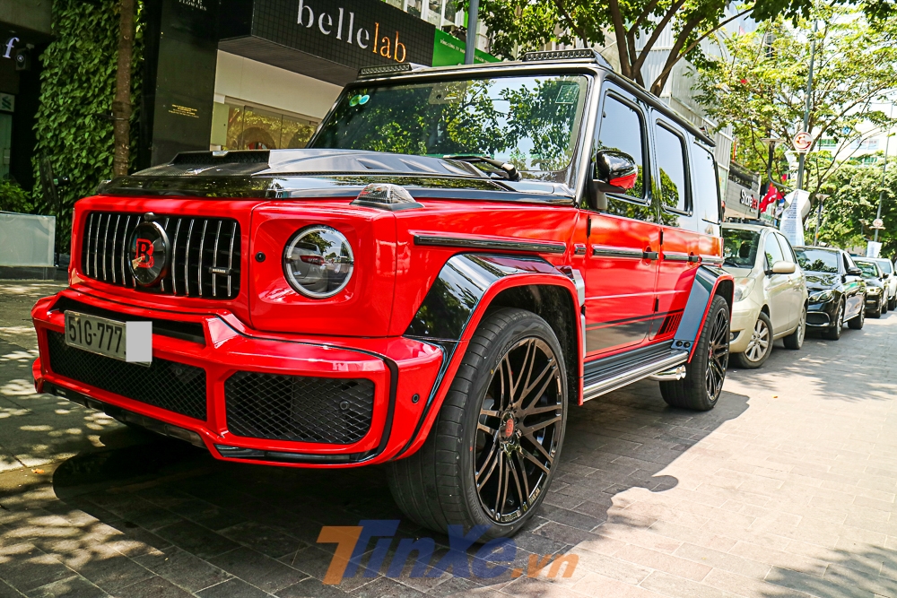 Ngoài ra phần hốc gió trước, cánh lướt gió và lưới tản nhiệt của SUV hạng sang Mercedes-AMG G63 Edition 1 độ lên body kit Brabus 800 Widestar có thêm logo của Brabus