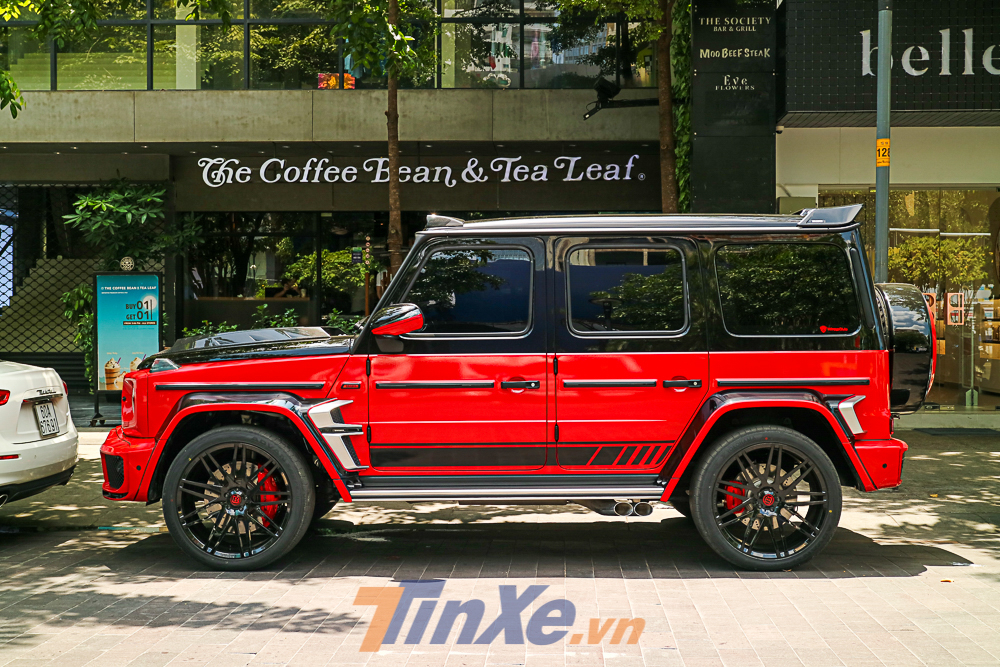 Ngoại hình của Brabus 800 Widestar gây ấn tượng mạnh nhất với hàng loạt chi tiết carbon được bổ sung thêm ở thùng đựng bánh xe dự phòng, cánh lướt gió phía trước, bên hông và trên nóc xe.