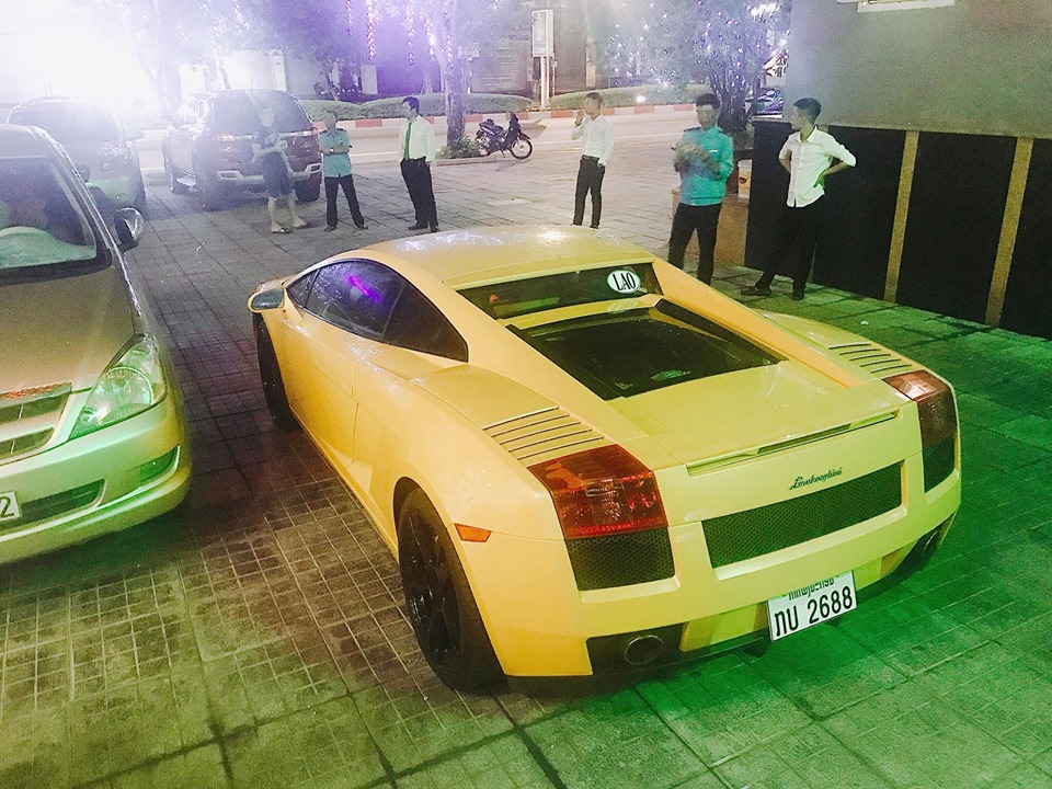 Rất đông người dân hiếu kỳ đứng xem Lamborghini Gallardo biển Lào Rất đông người dân hiếu kỳ đứng xem Lamborghini Gallardo biển Lào