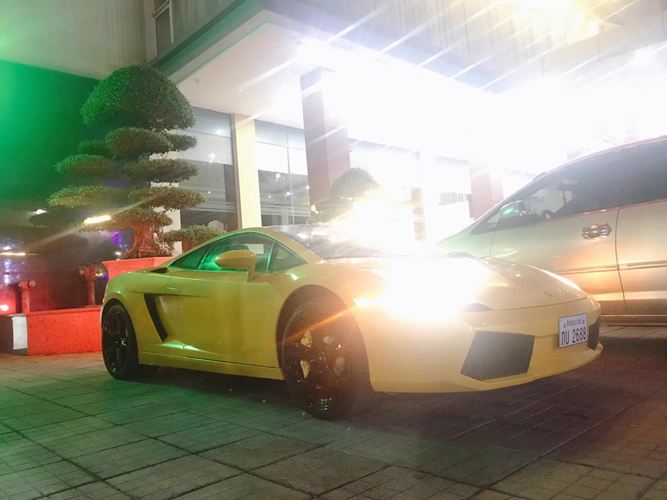 Siêu xe Lamborghini Gallardo biển Lào xuất hiện tại thành Vinh Siêu xe Lamborghini Gallardo biển Lào xuất hiện tại thành Vinh