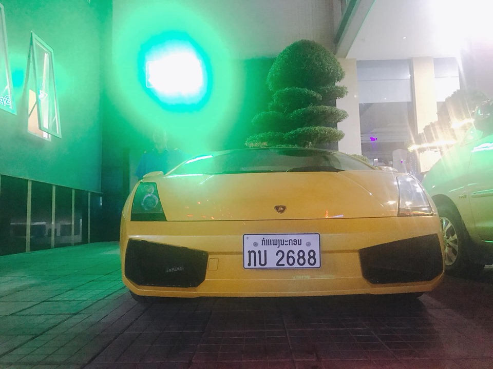 Phong tr&agrave;o mỗi th&aacute;ng mang một si&ecirc;u xe biển L&agrave;o v&agrave;o Việt Nam tiếp tục với chiếc Lamborghini Gallardo m&agrave;u v&agrave;ng rực v&agrave;o đầu th&aacute;ng 10 năm 2019.