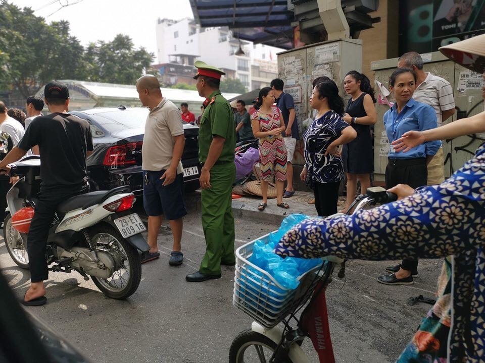 Lực lượng chức năng nhanh chóng có mặt để xử lý vụ tai nạn đáng tiếc này. Lực lượng chức năng nhanh chóng có mặt để xử lý vụ tai nạn đáng tiếc này.
