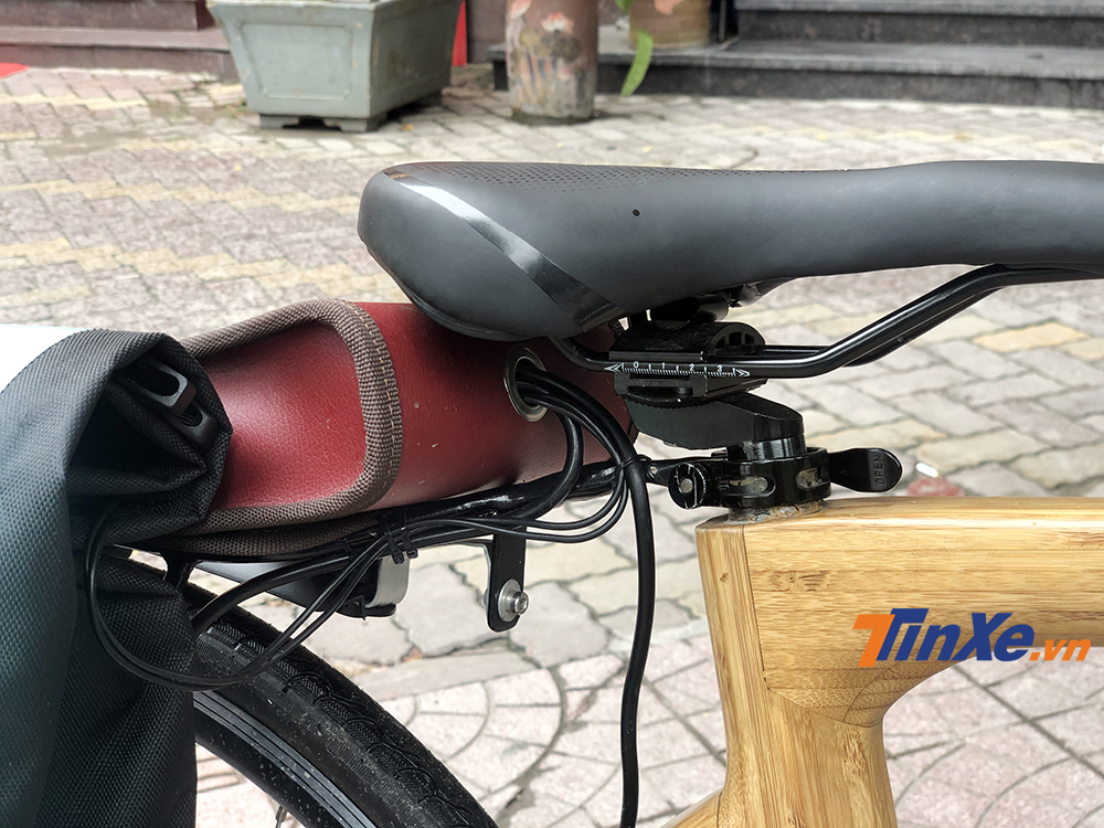 Bộ điều tốc để tăng giảm lực đẩy của động cơ điện được đặt gọn gàng phía sau. Bộ điều tốc để tăng giảm lực đẩy của động cơ điện được đặt gọn gàng phía sau.